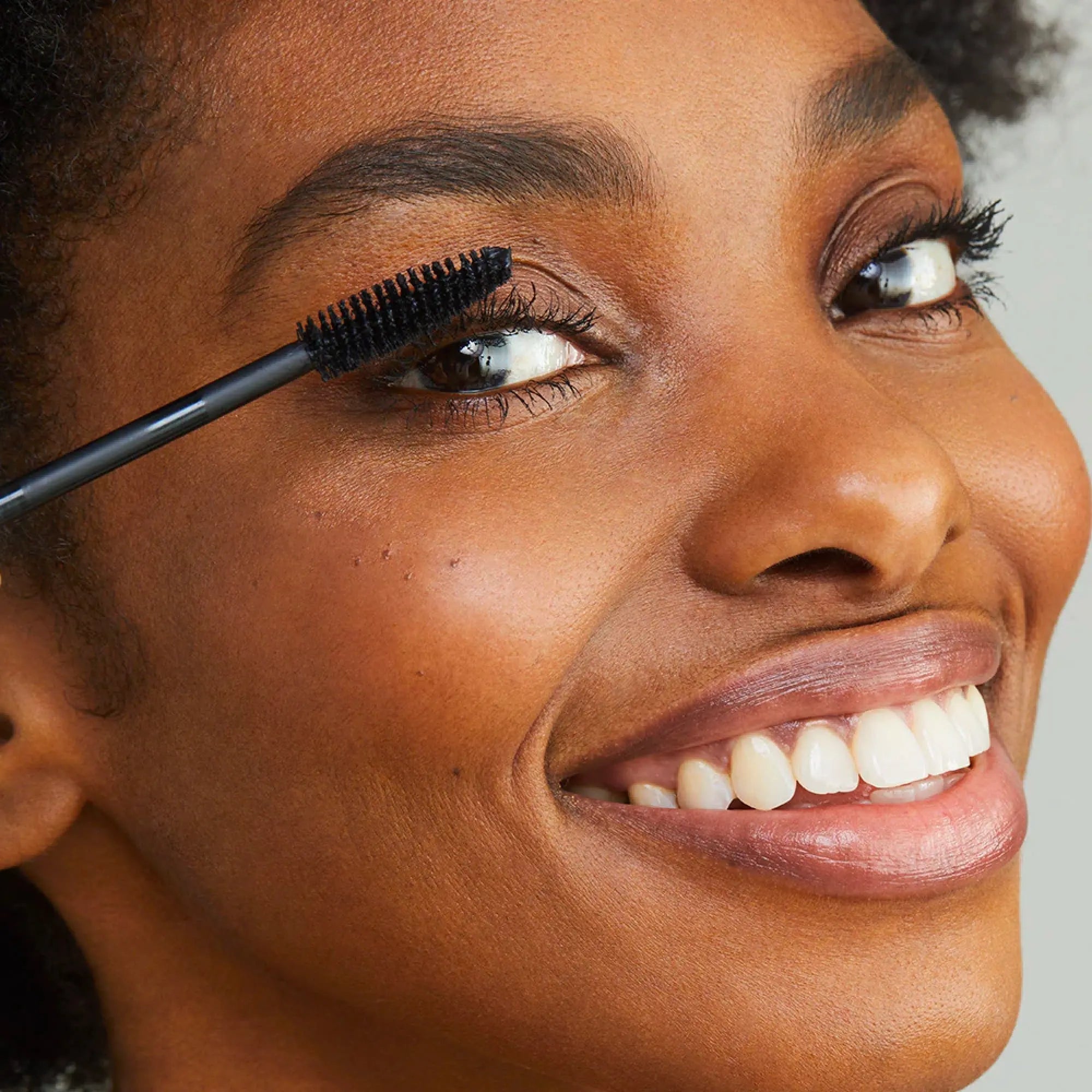 Straight Up™ Volumizing Peptide Mascara - Imagen 5